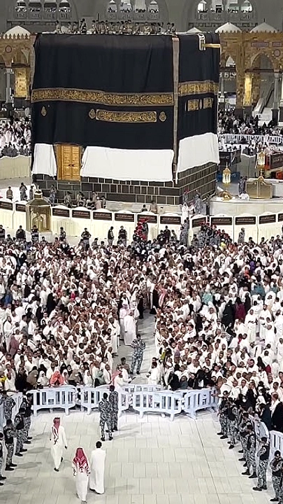 Dwi Vera Saksikan Pergantian Kiswah Ka'bah di Makkah