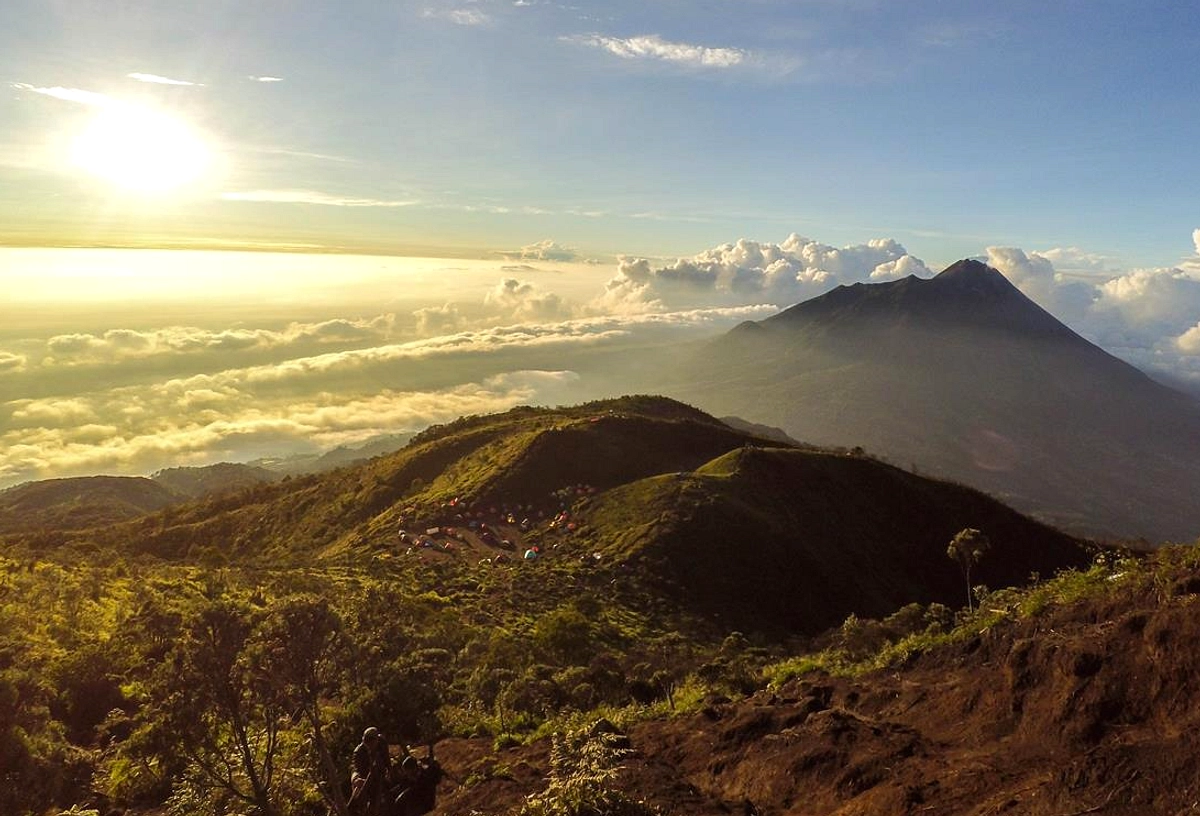 Embun Beku Kembali Selimuti Puncak Merbabu, Suhu Capai Minus 1 Derajat