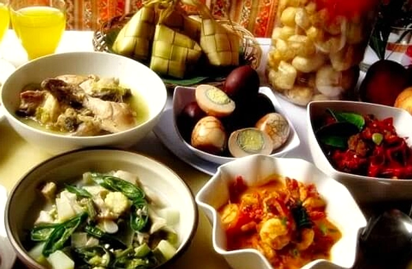 Etika Menerima Makanan Saat Bersilaturahmi Lebaran