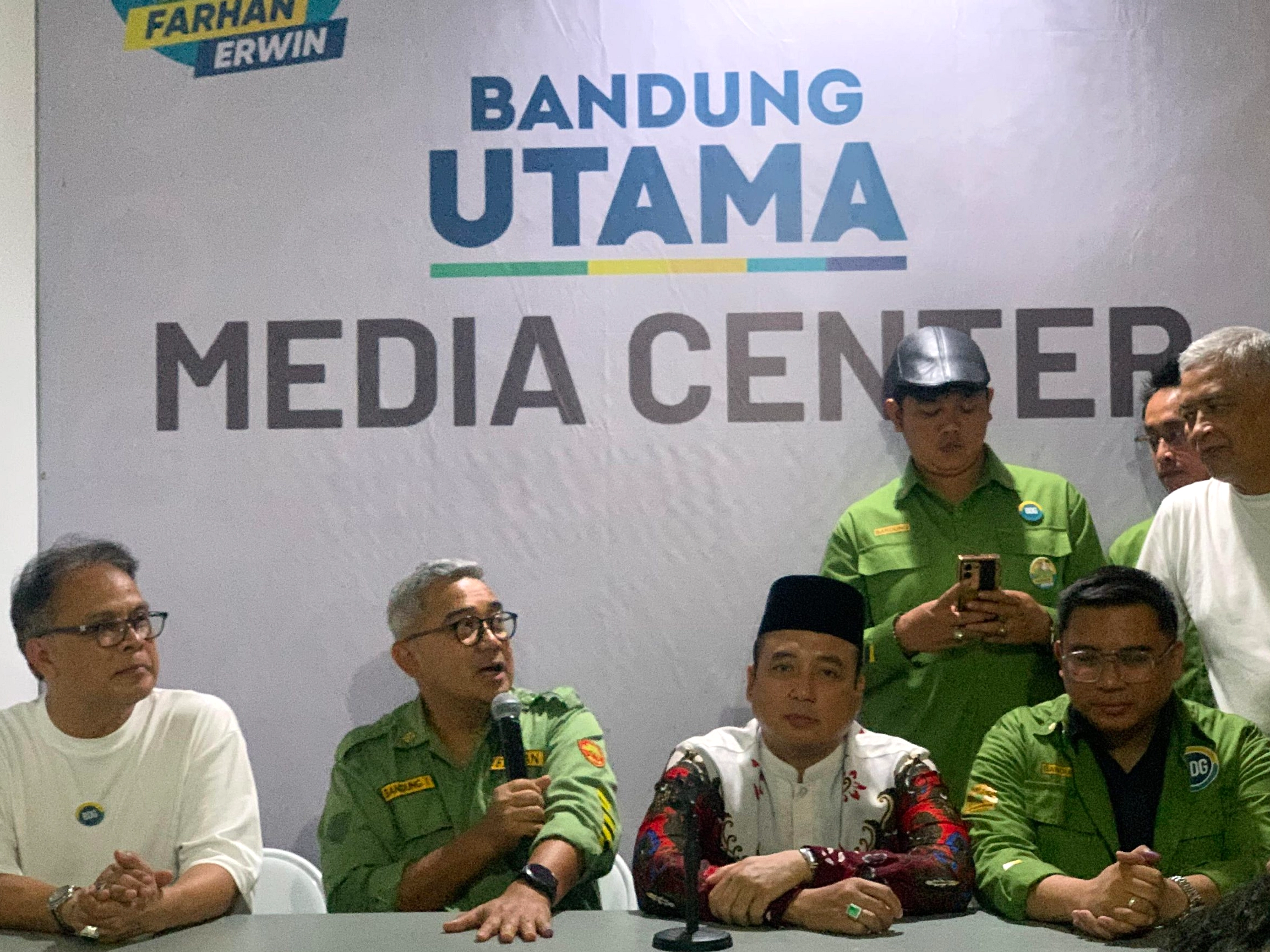 Farhan-Erwin Duduk Sepanggung Lagi