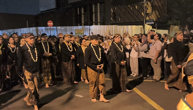 Foto Pria Kebaya di Kirab Malam 1 Suro Viral, Kontroversi Izin