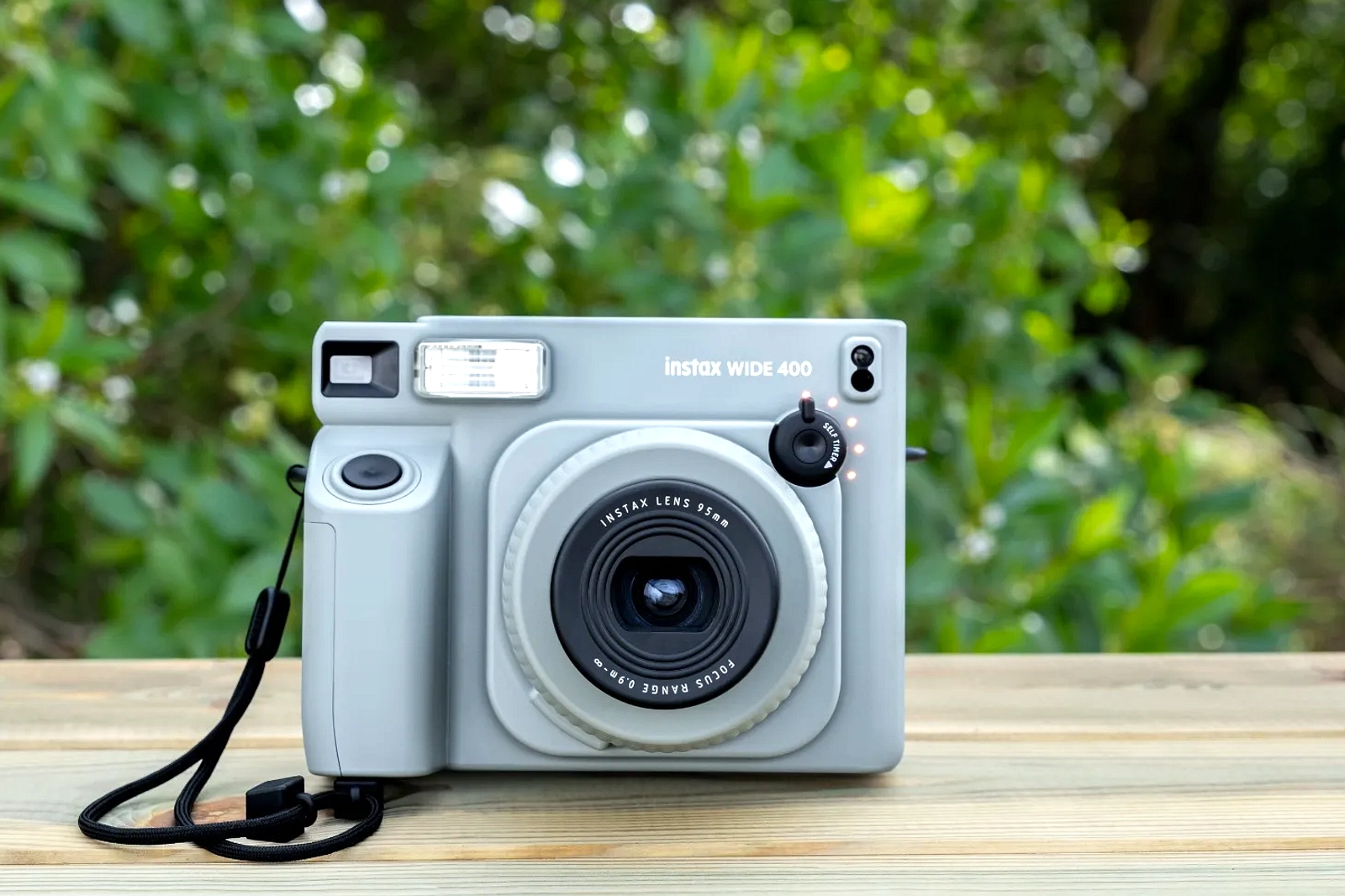 Fujifilm Luncurkan Varian Baru Jet Black Instax Wide 400