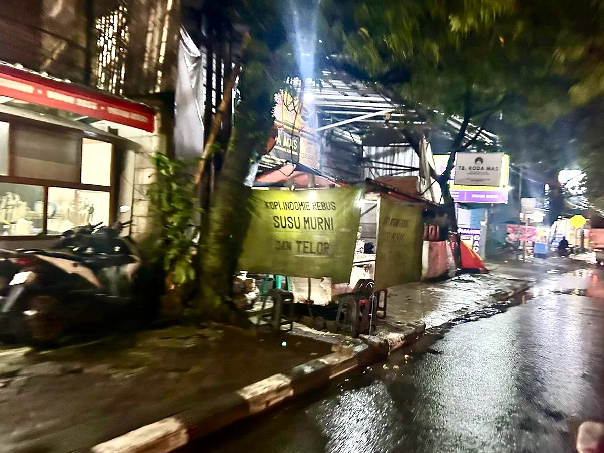 Garasi di Trotoar Bandung Dihentikan Satpol PP, Pemilik Maaf