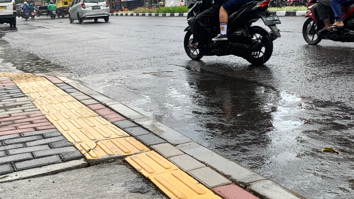 Garasi di trotoar Jalan Ambon dibongkar Satpol PP Pemerintah