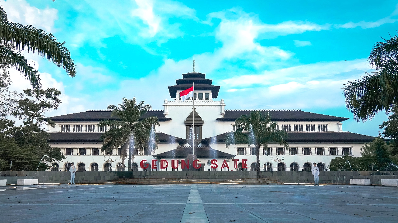 Gedung Sate Mulai Dirobotung, Plaza Baru Diprakarsai Provinsi