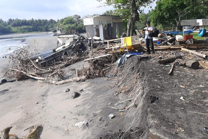 Gelombang Tabak Pantai Monggalan, Abrasi Parah, Minta Tanggul