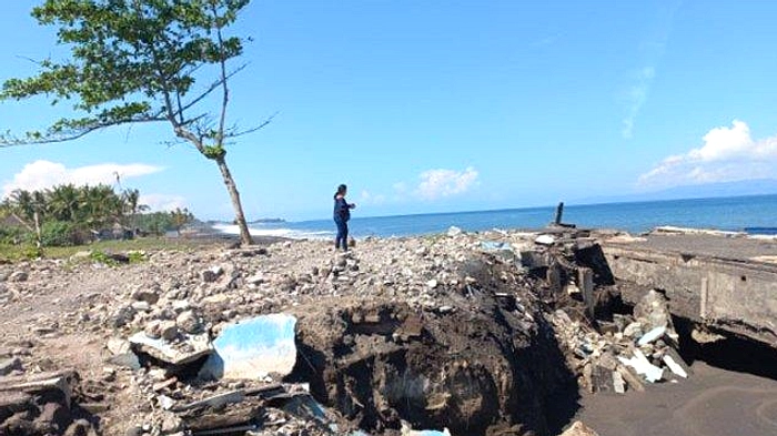 Gelombang Tinggi Tabrak Pantai Monggalan, Rumah Rusak
