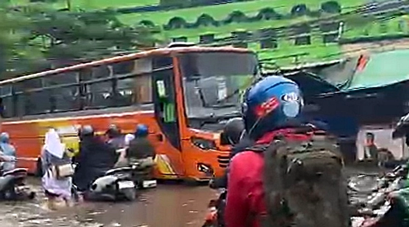 Genangan Air Tutup Jalan Dayeuhkolot, Perjalanan Terhenti