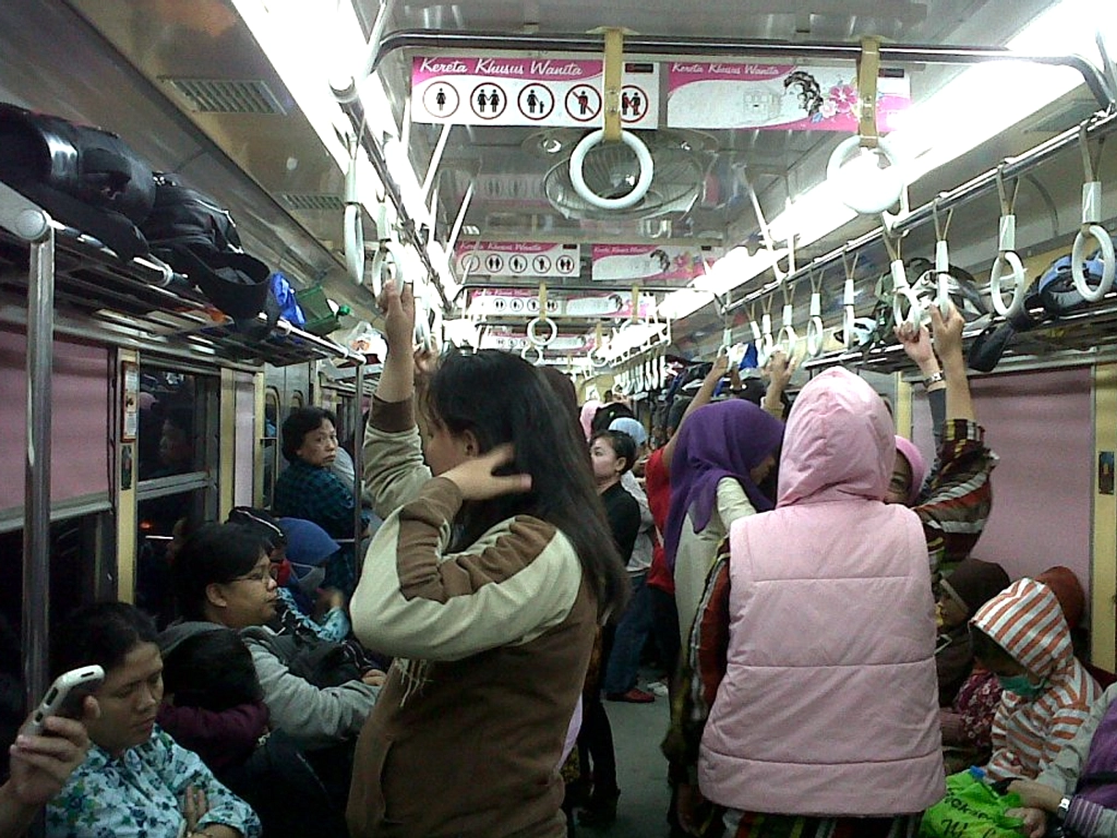Gerbong Wanita KRL: Posisi Tengah Dipertanyakan Pasca Tragedi