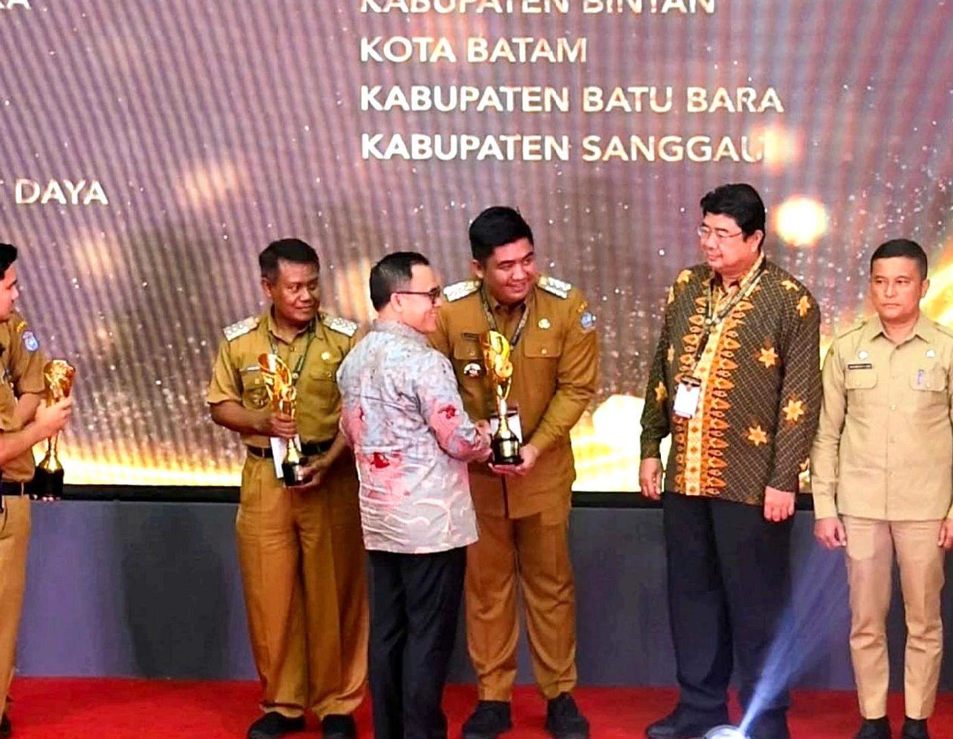 Gianyar Terima Rp 3 Miliar dan Dua Penghargaan Kemendagri