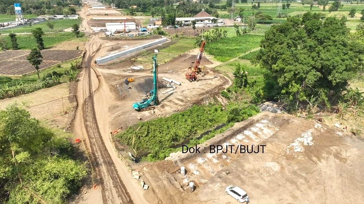 Gibran Tinjau Tol Prosiwangi, Target Rampung 2026