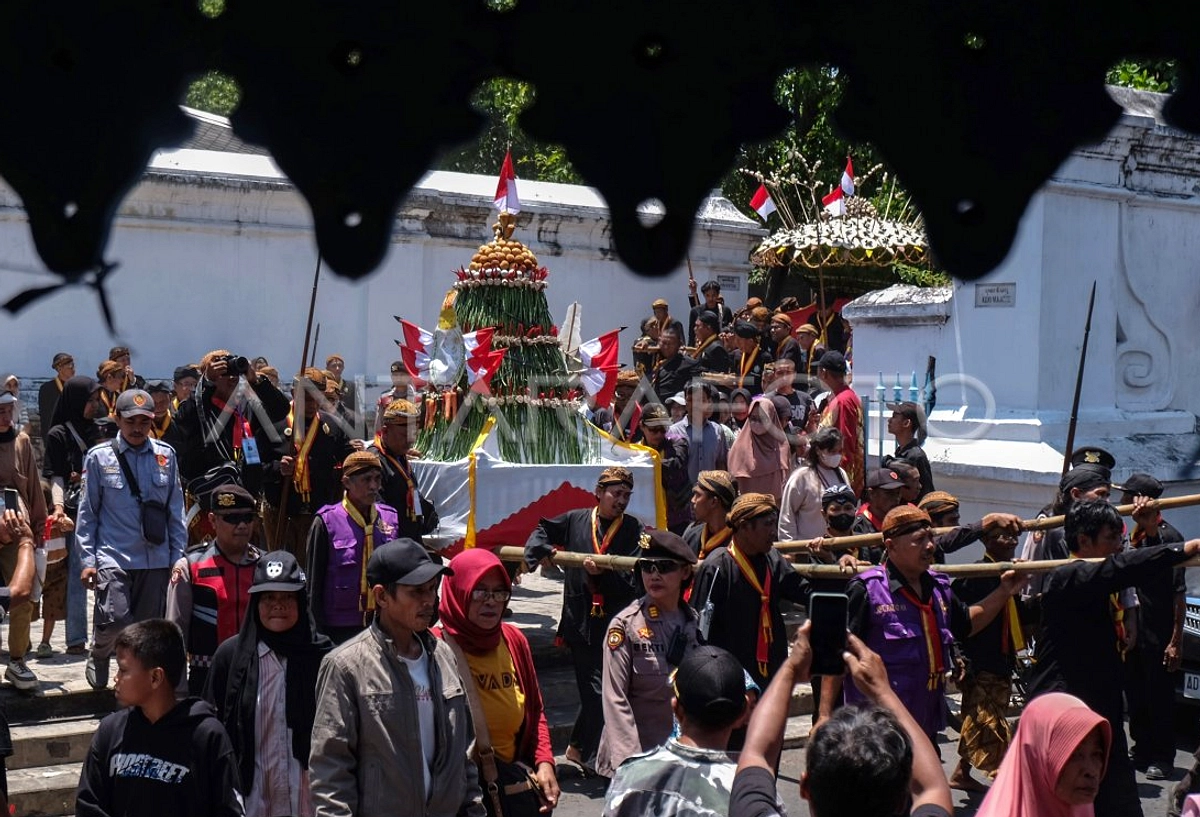 Grebeg Pasa Masjid Agung Solo: Warga Raih Gunungan Tradisi