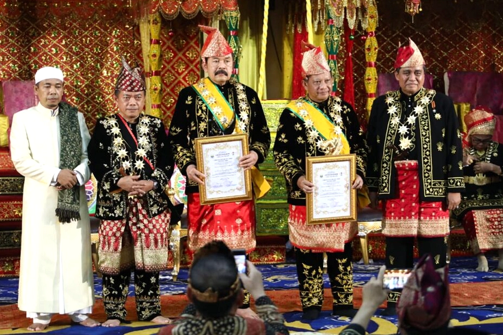 Gubernur Jambi Terima Gelar Adat Depati