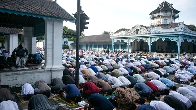 Gubernur Jawa Barat hadir di Mekarharja, beri paket daging