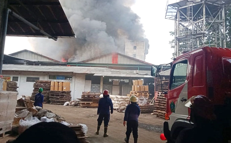 Gudang Plastik Bekas di Jabon Tumbang Terbakar, 11.25 WIB