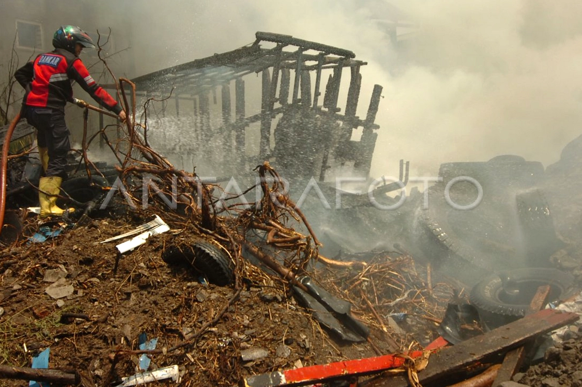 Gudang Rongsok Yanto di Semarang Terbakar Habis, Tanpa Korban