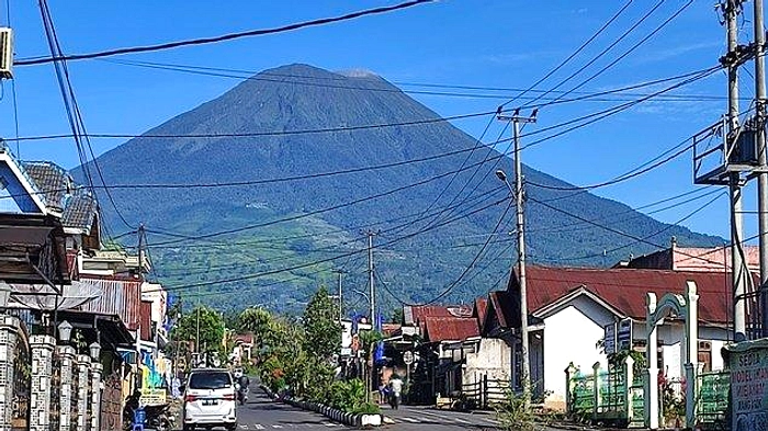 Gunung Api Dempo Tutup Jalur Tanpa Batas Waktu Pasca Letusan