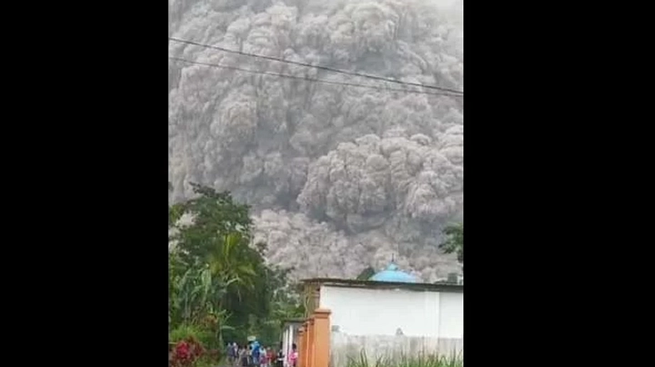 Gunung Semeru Erupsi Empat Kali, Abu Vulkanik Capai 1.300 Meter