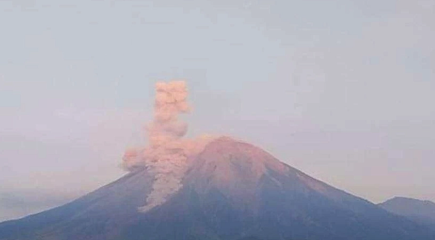 Gunung Semeru Lepas Abu Setinggi 1.000 Meter Pagi Hari