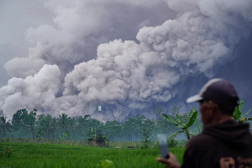 Gunung Semeru Luncurkan Lava 1,5 km, Warga Dilarang 13 km
