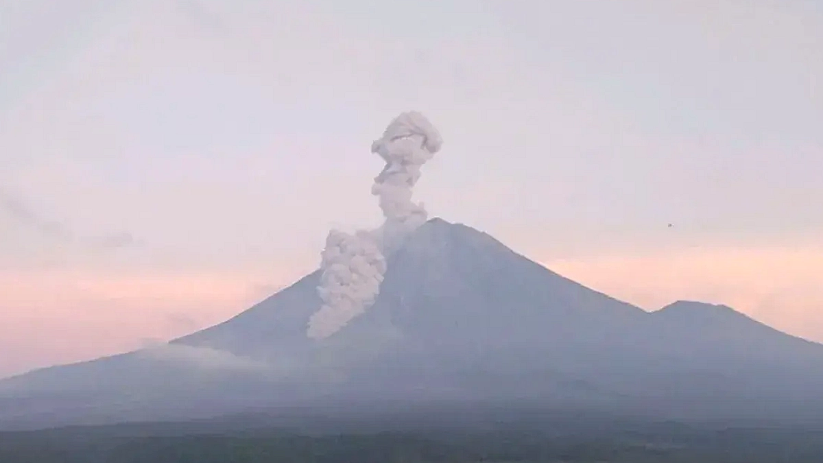 Gunung Semeru Meletus, Awan Panas 4,5 km Menyerang Lumajang