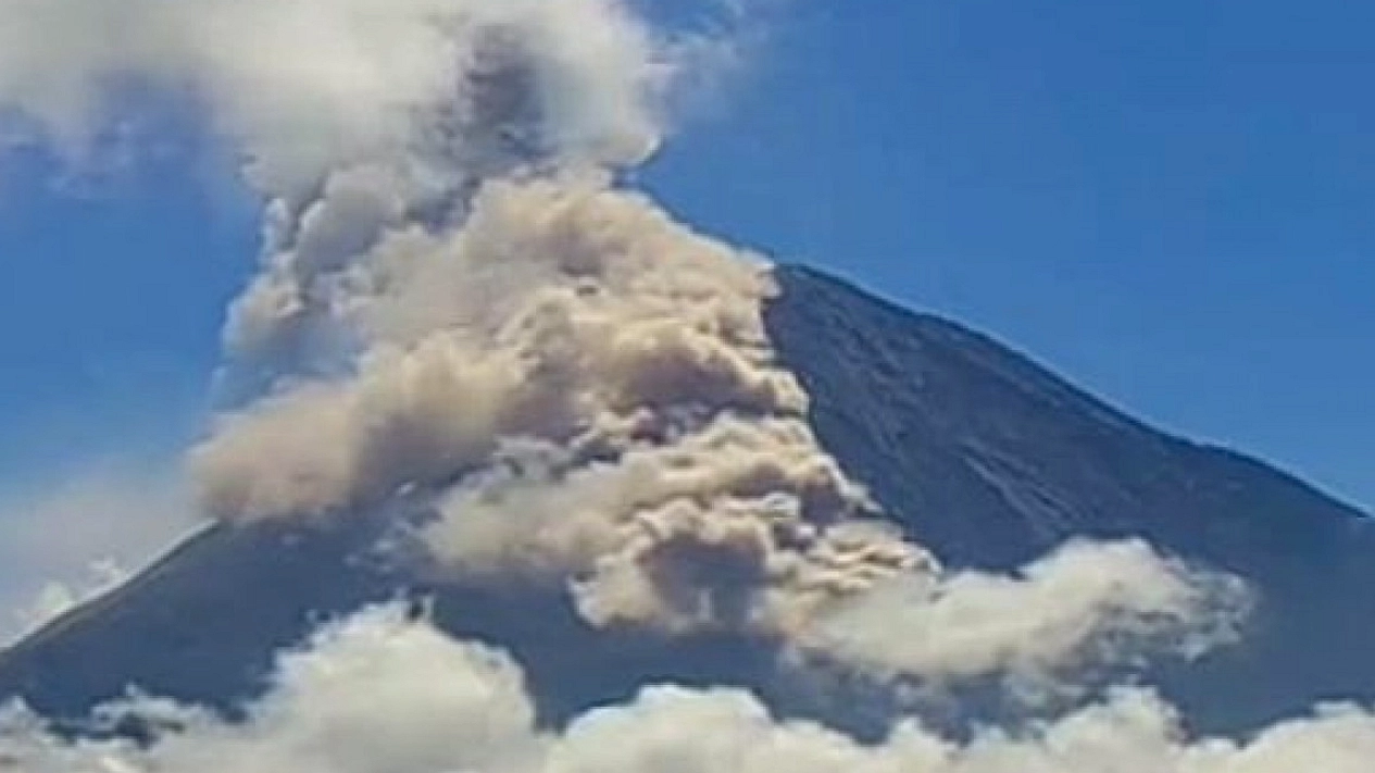 Gunung Semeru Meletus, Awan Panas Guguran 4.500 Meter