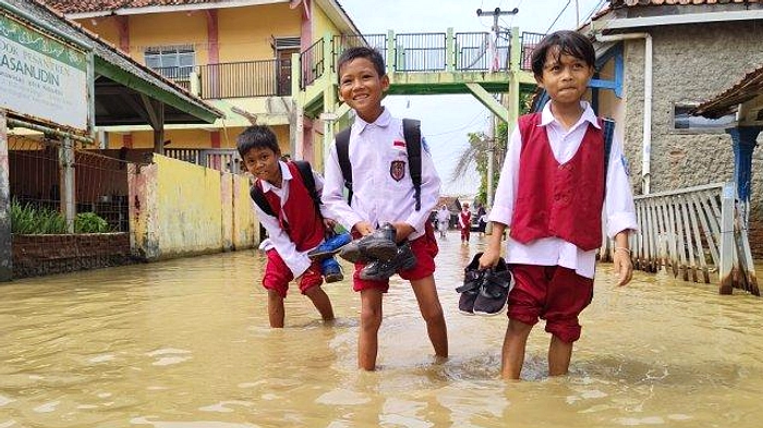Guru SD di Sidoarjo Naik Perahu Demi Mengajar saat Banjir Rob