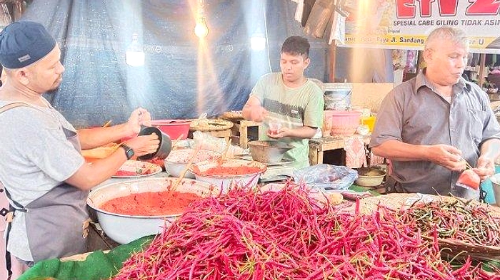 Harga Cabai dan Bawang Merah Naik, Penjualan Menurun di Padang