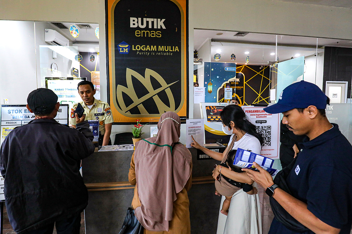 Harga Emas Antam Anjlok Rp39 Ribu per Gram