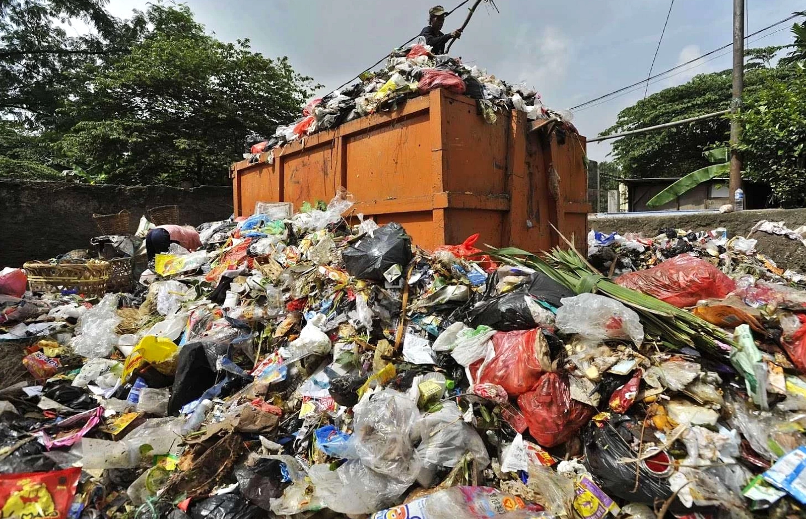 Harga Plastik Naik, TPS Surabaya Jadi Target Pemulung
