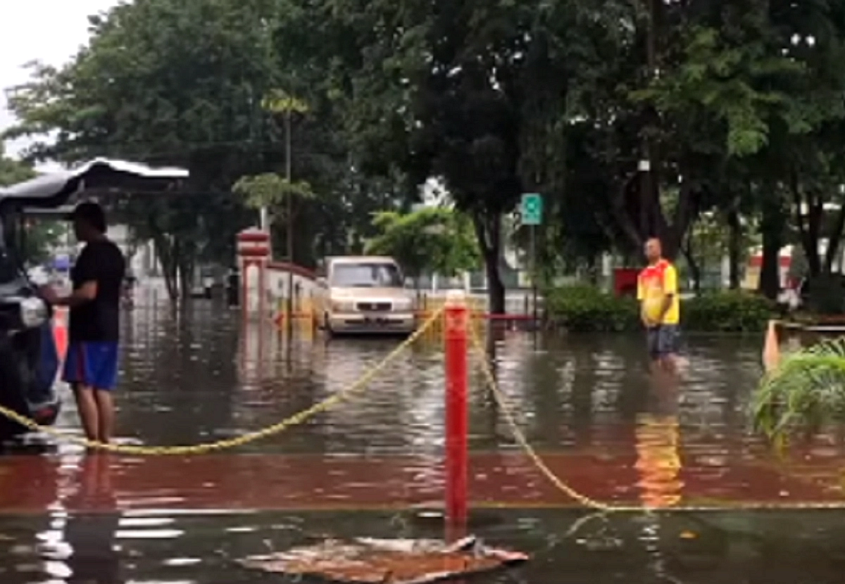 Hujan Deras Ambrol Jalan, Rumah Terserang di Semarang