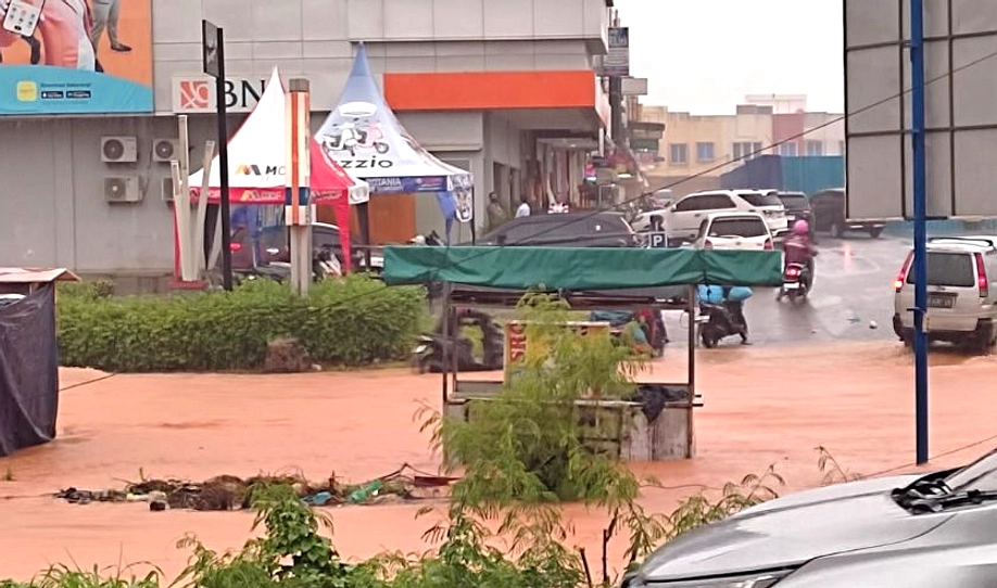 Hujan Deras Banjir Jalan Ahmad Yani, Batam, Mengganggu Lalu
