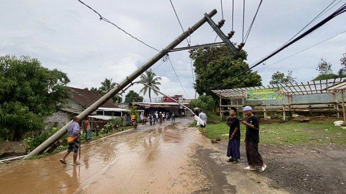 Hujan Deras Sukabumi 24 Mei: Banjir, Tiang Listrik Roboh