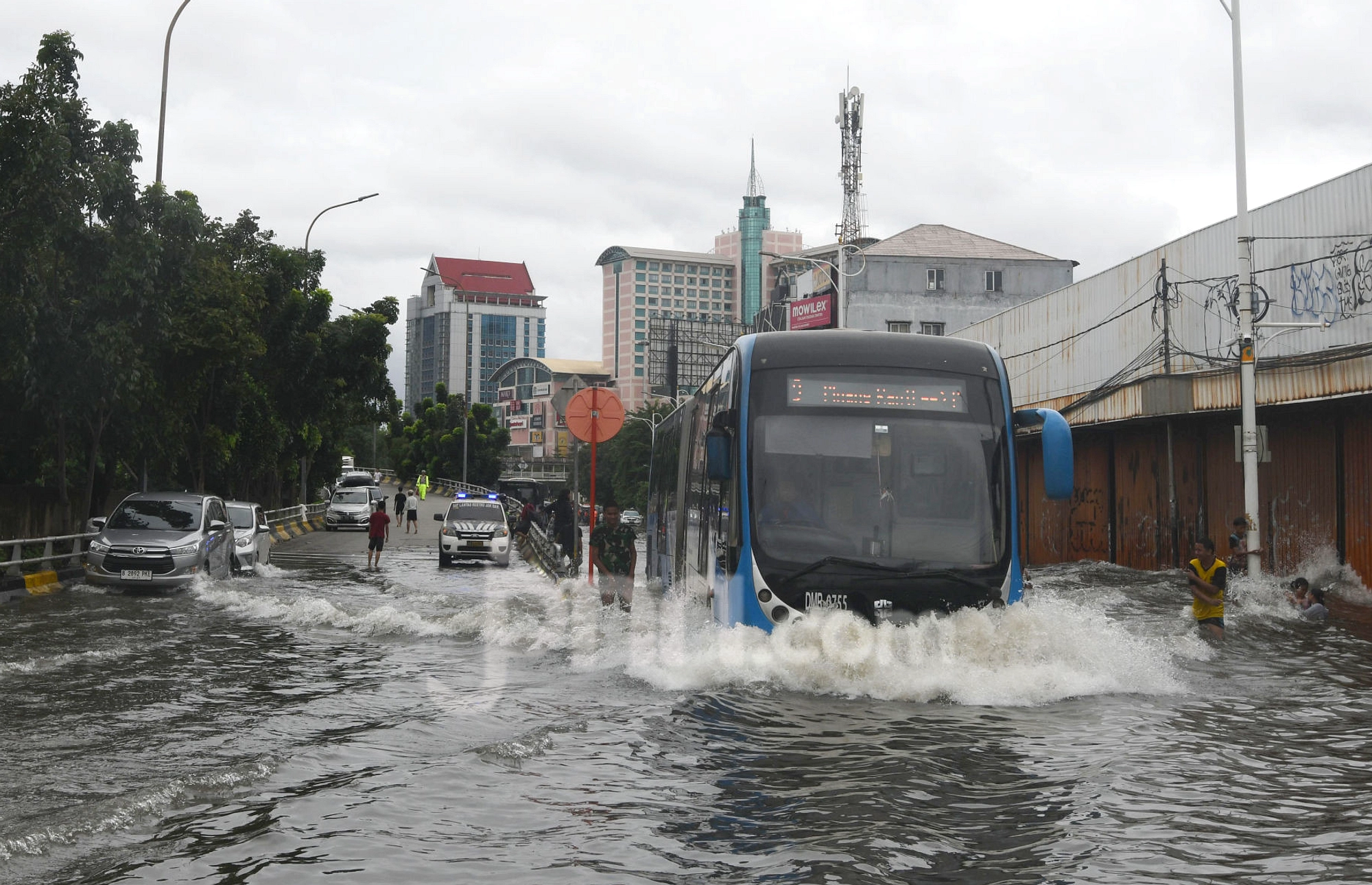 Hujan Deras Surabaya, Empat Rute Bus Dialihkan
