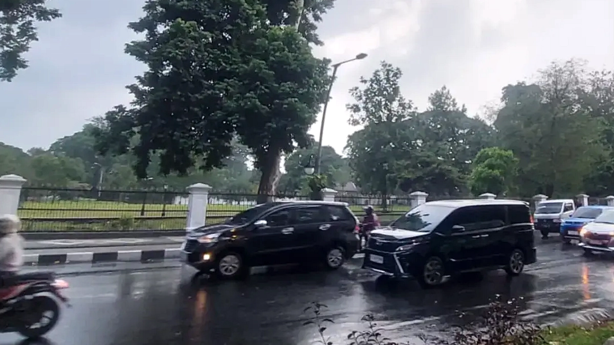 Hujan Lebat di Surabaya, BMKG Waspadai Gangguan Rossby