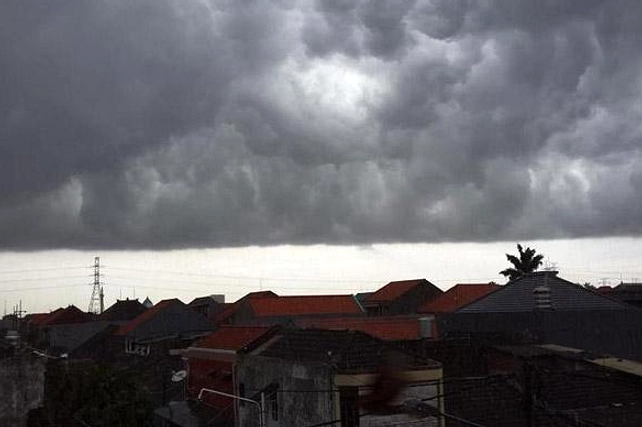 Hujan Ringan di Surabaya: Suhu 25‑30°C, Kelembapan Tinggi