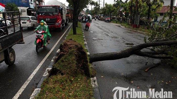 Hujan Sedang di Sumut, Siang dan Sore Penuh Risiko Banjir