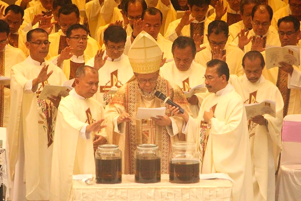 Ibadat Jumat Agung di Semarang: Umat Mencium Kaki Yesus