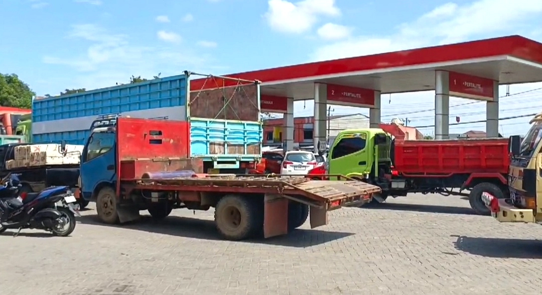 Ibu Cegah Truk Bawa Kabur Anak di SPBU Rembang