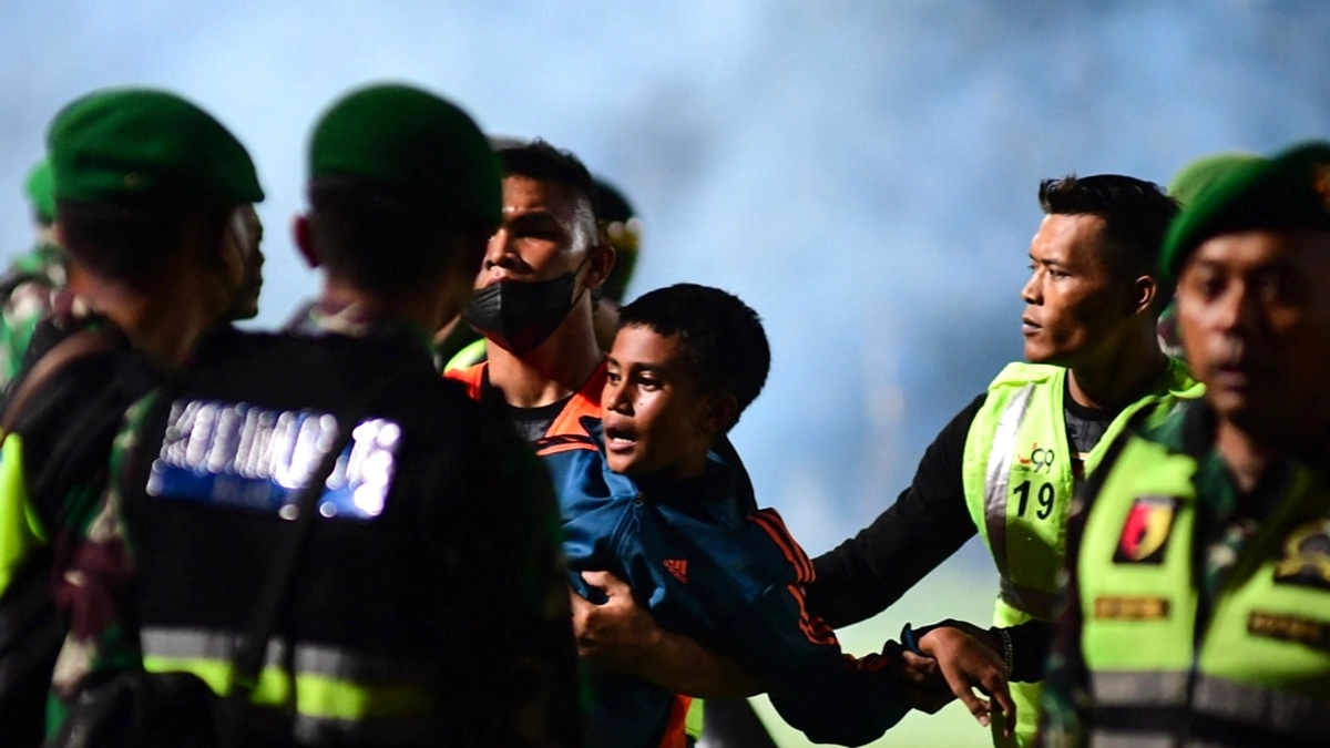 Ibu Paksa Anak Emis di CFD Stadion Kanjuruhan, Malang