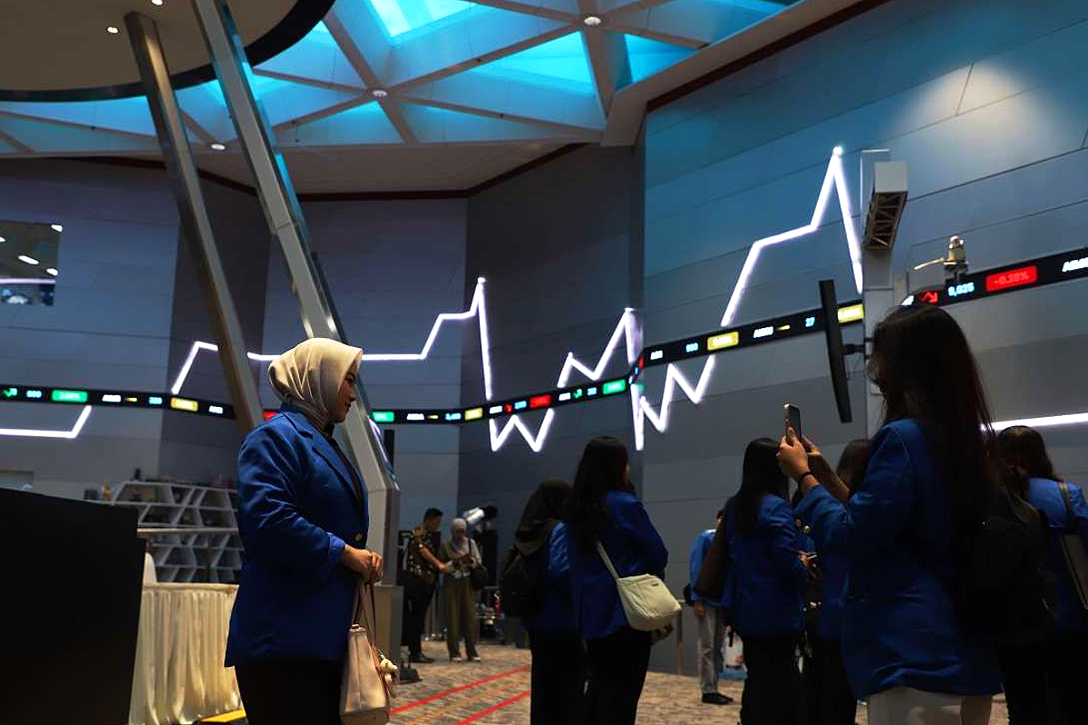 IHSG Kembali Terkoreksi, Ditutup di Level 6.121