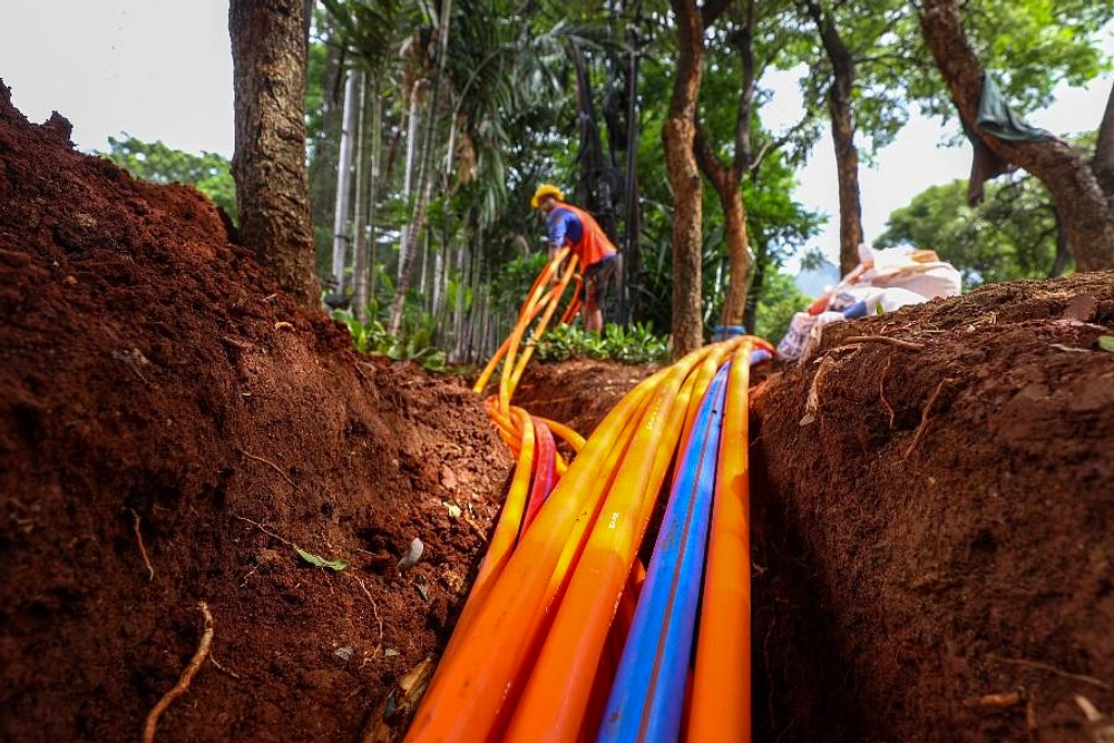 Indosat Lepas 86.000 Km Jaringan Fiber ke Perusahaan Baru
