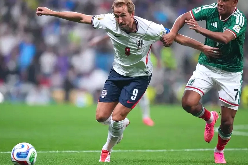 Inggris 10 Orang Kalahkan Meksiko 3-2