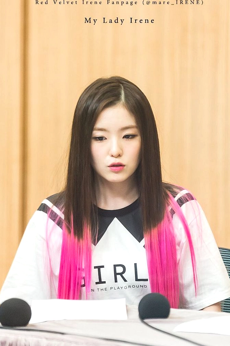 Irene Red Velvet Bayarkan Minuman Penggemar di Bandara