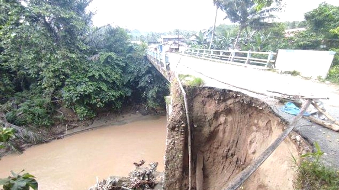 Jalan Hasan Akili Di Pulubala Amblas Setelah Longsor