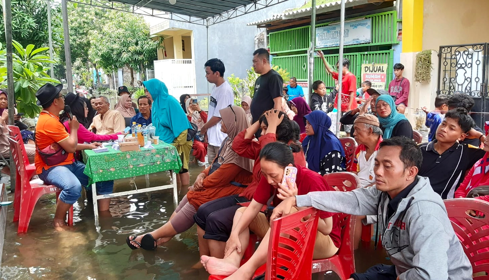 Jalan Hulaan Amblas Parah, Warga Protes Tanpa Perbaikan