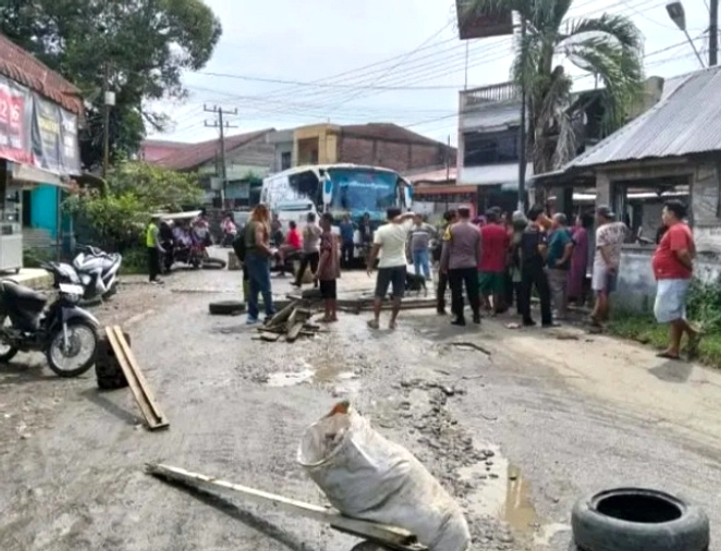 Jalan Menuju Bukit Lawang Rusak Parah, Pengendara Mengeluh