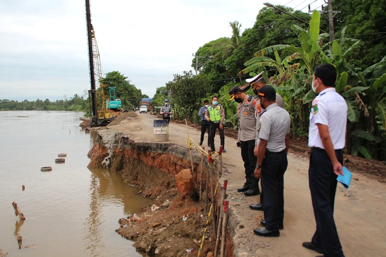 Jalan Sekayu-Lubuklinggau longsor, satu lajur tersisa