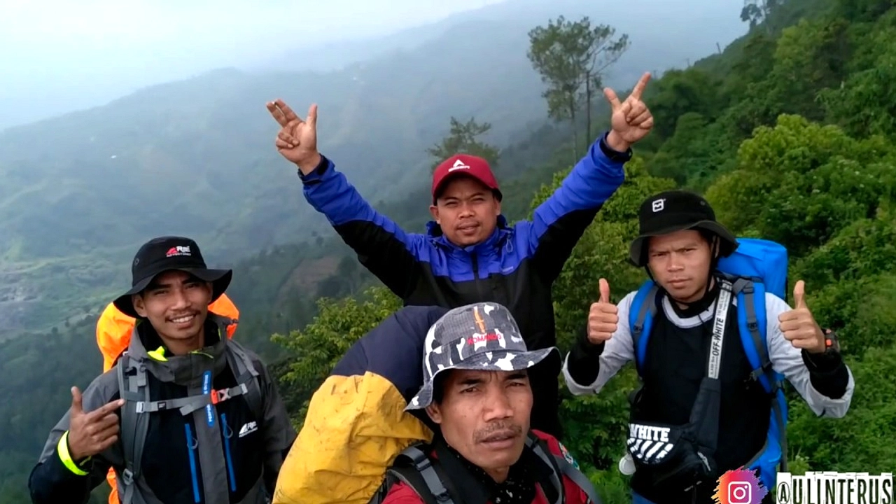 Jalanan Putih di Bandung Barat Bukan Salju, Tapi Debu Kapur