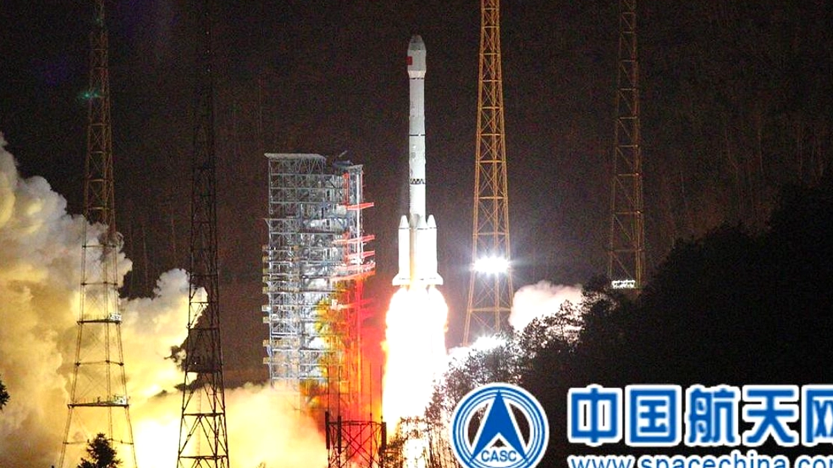 Jejak Roket China Terlihat di Langit Indonesia, Tidak Berbahaya